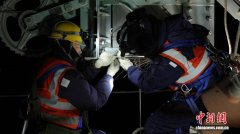 这条线成了他连接故乡与