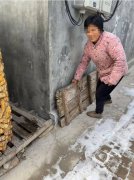 <b>眼角还留着已经干涸的泪痕</b>