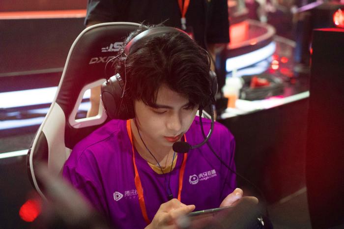 20岁电竞选手朱伯丞获电子竞技员三级证书