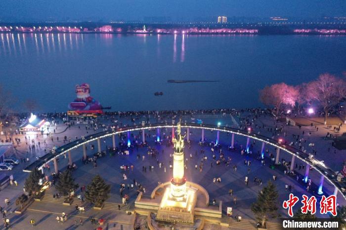哈尔滨亚冬会吉祥物亮相松花江畔 全民打卡见证