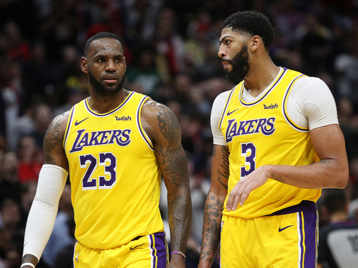 珍妮·巴斯如何以沉默守护东契奇交易的惊天秘密