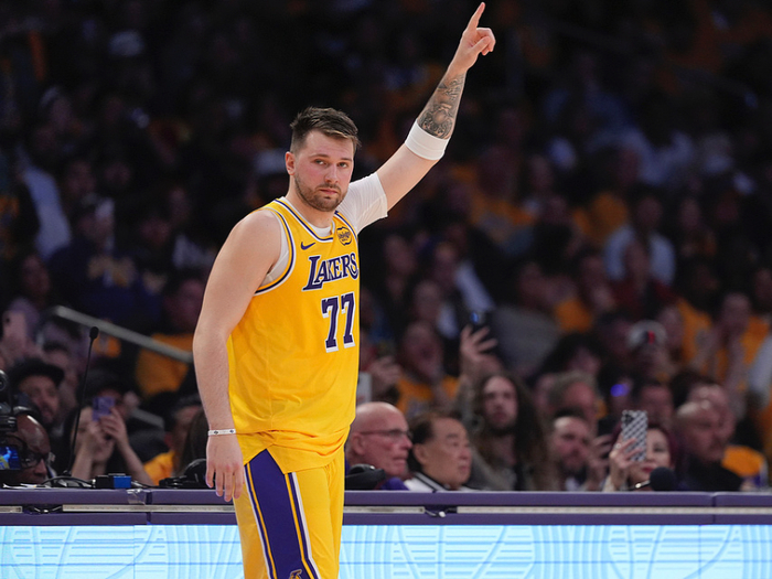 珍妮·巴斯如何以沉默守护东契奇交易的惊天秘密