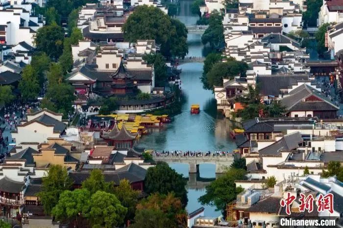 苏超崛起:梗文化驱动下的江苏省城市联赛点亮