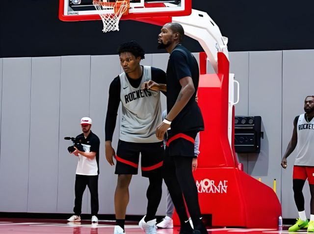 杜兰特右膝挫伤引火箭球迷质疑，季后赛前景扑