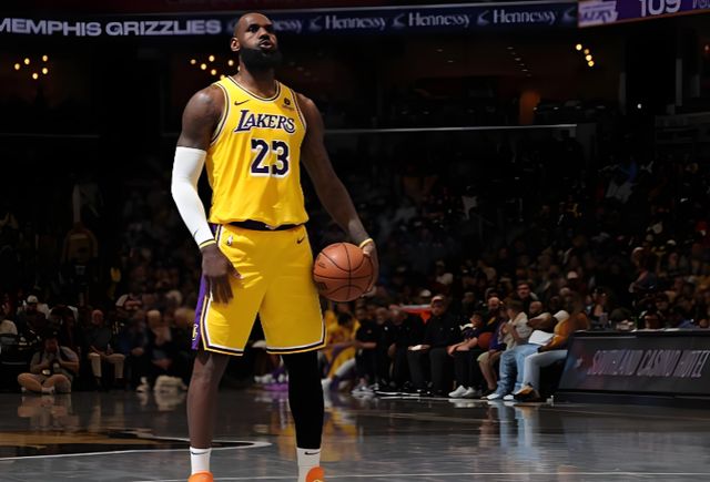 杜兰特右膝挫伤引火箭球迷质疑，季后赛前景扑