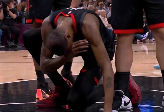 杜兰特右膝挫伤引火箭球迷质疑，季后赛前景扑
