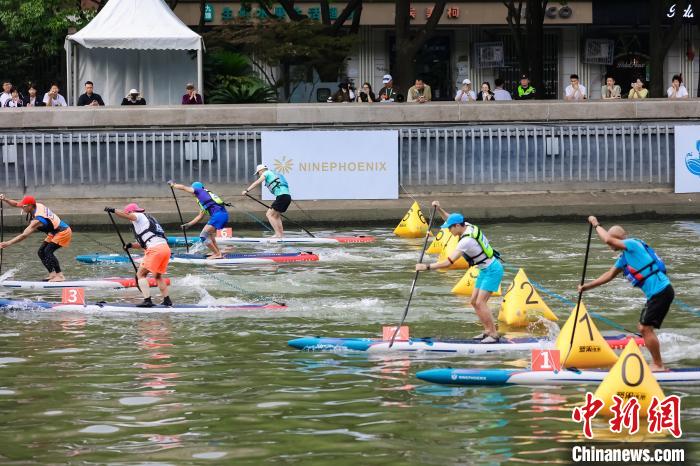 长三角桨板爱好者齐聚上海苏河湾，静安段水域