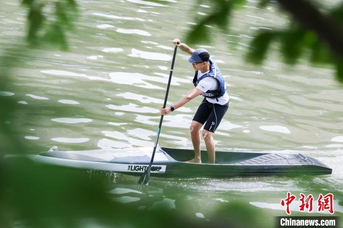 长三角桨板爱好者齐聚上海苏河湾，静安段水域
